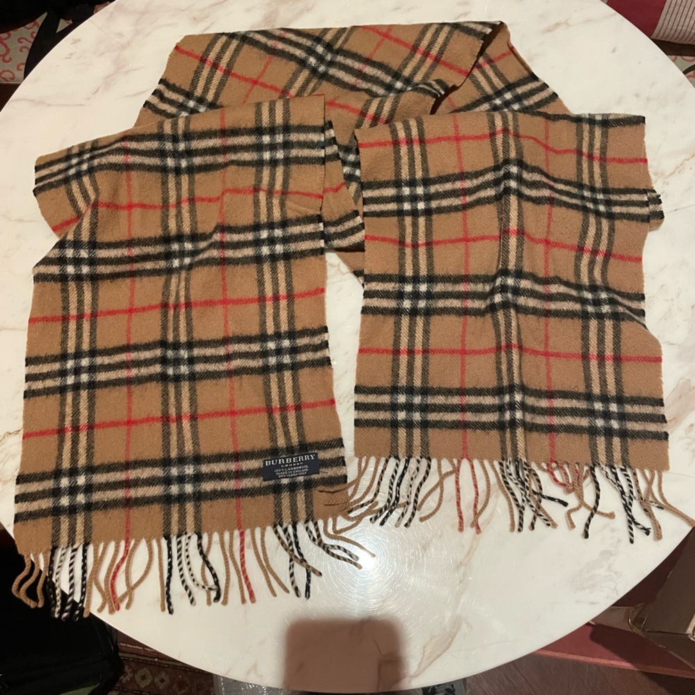 Burberry lambswool scarf ! Classic print !